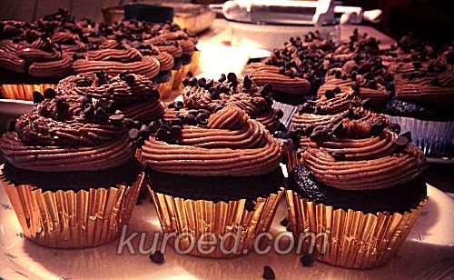 Шоколадные кексы-брауни со взбитыми сливками и кусочками шоколада